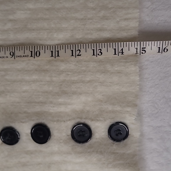 Urban Oufitters soft short sweater with black buttons - Picture 5 of 6